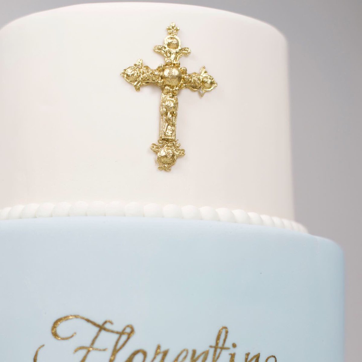 chietopia's tweet photo. Details matter. I’m so grateful when I receive requests to create a cake that are one of my original designs. 🙏🏻 Here’s a close up of Florentino’s baptism cake. #baptismcake #fondantcake #goldlettering https://t.co/vOFijXvcM4