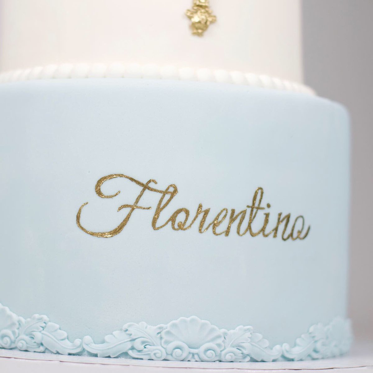 chietopia's tweet photo. Details matter. I’m so grateful when I receive requests to create a cake that are one of my original designs. 🙏🏻 Here’s a close up of Florentino’s baptism cake. #baptismcake #fondantcake #goldlettering https://t.co/vOFijXvcM4
