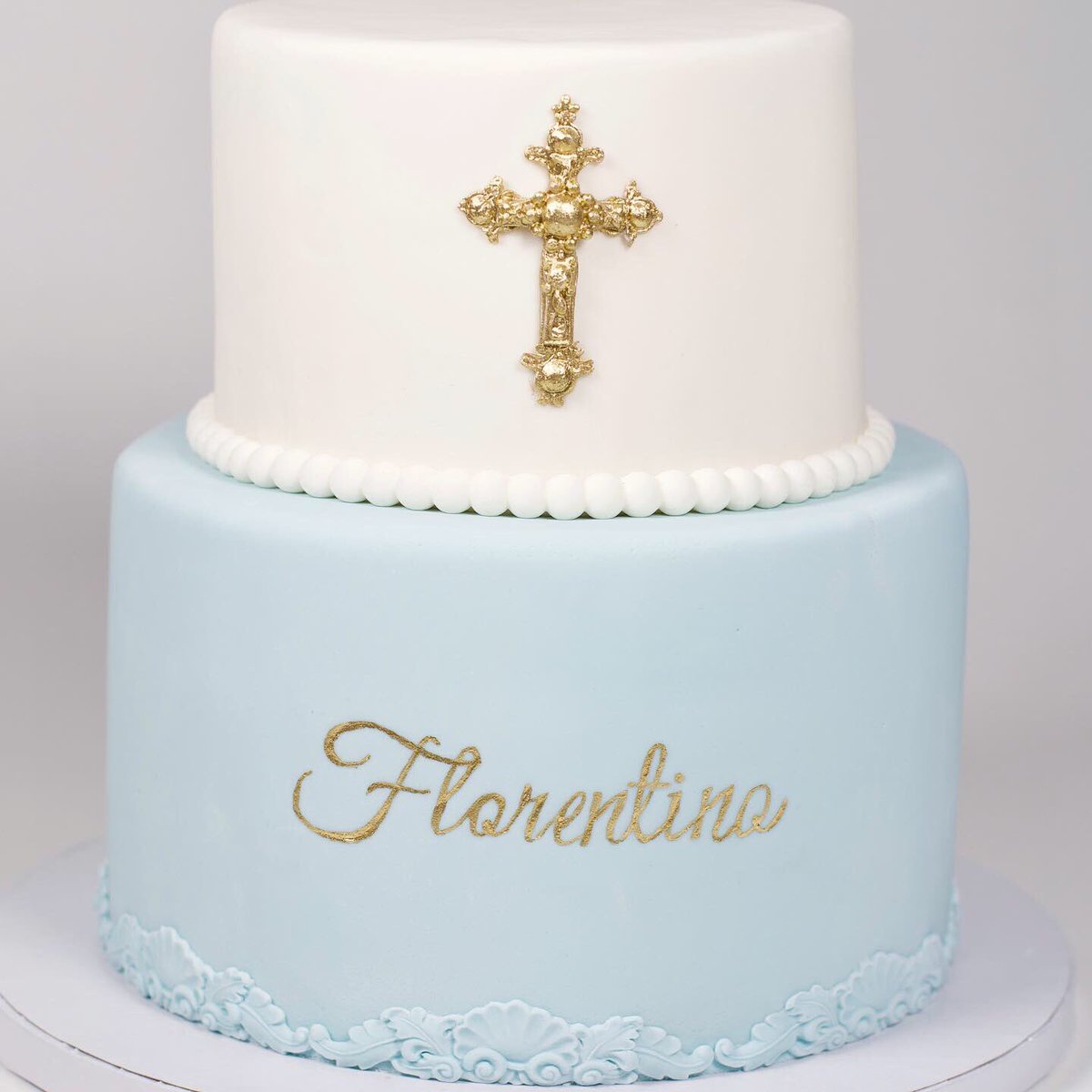 chietopia's tweet photo. Details matter. I’m so grateful when I receive requests to create a cake that are one of my original designs. 🙏🏻 Here’s a close up of Florentino’s baptism cake. #baptismcake #fondantcake #goldlettering https://t.co/vOFijXvcM4