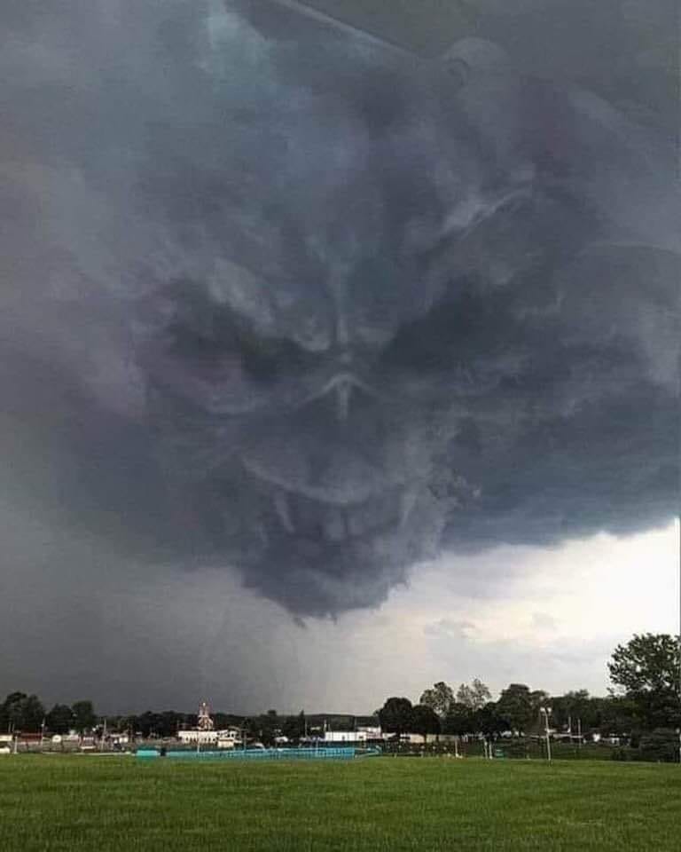 AuthorSJB's tweet photo. Oh wow! A friend in America has just shared this with me. It's a completely natural cloud -- the image hasn't been doctored in any way. https://t.co/IWkXrRBpPw