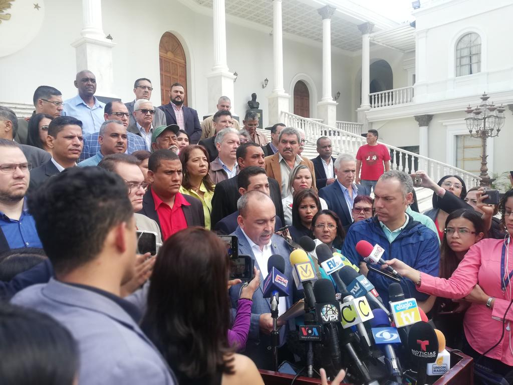 torrealbaf's tweet photo. Los diputados del @BLOQUEPATRIA nos incorporaremos en la Comisión de Trabajo que se constituya para la renovación del #CNE; continuamos asistiendo a este hemiciclo para que el Poder Legislativo salga del desacato. #14AñosDerrotadelAlca #ClaseObreraResteadaConMaduro @NicolasMaduro https://t.co/58I3OOsgdM