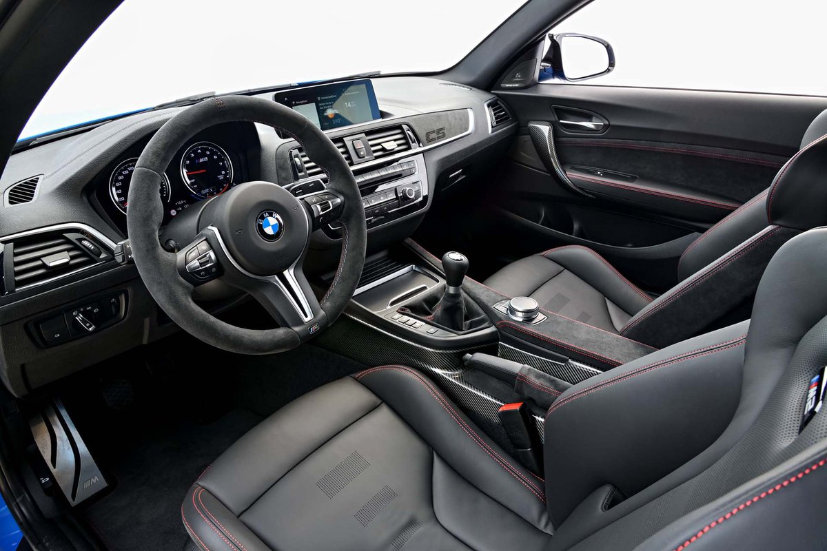 CRANKautomobile's tweet photo. La BMW M2 CS est là! Annoncée à 2200 exemplaires seulement...
 
📄 6 cylindres en ligne 3.0L biturbo
🐎 450 ch et 550 Nm
⏱️ 0 à 100 km/h en 3.8 sec (DCT) ou 4.0 (Manu)
🚀 280 km/h https://t.co/a4LA1F9zq2