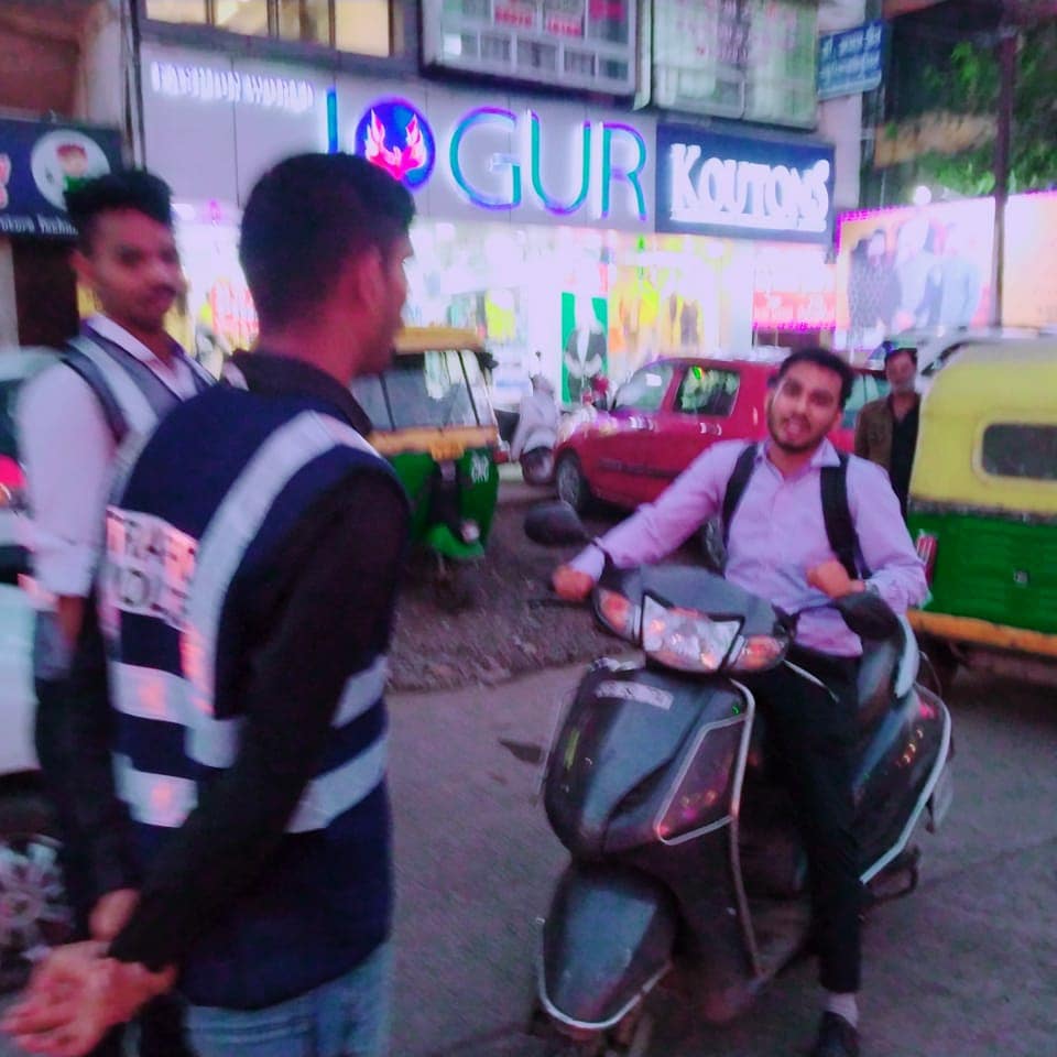 87+ Students of Prestige Institute of Management and Research and Gujarati Innovative college are on roads to manage the traffic with Indore Traffic Police and helping in spreading awareness about traffic rules.

#BetterTrafficBetterIndore #indoreeknumber #indoretrafficpolice