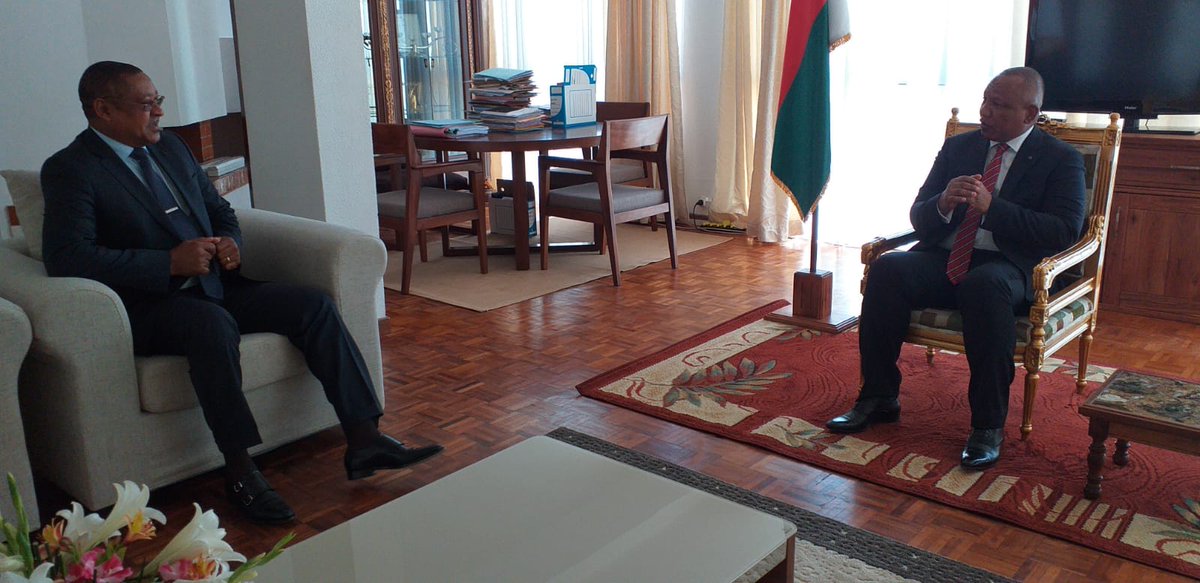 JMOgans19's tweet photo. J'ai eu l'honneur d'être reçu ce 5/11 par M. le Premier Ministre, Chef du Gouvernement de Madagascar à Antananarivo. Il a par ailleurs tenu à féliciter le @PresidentABO, pour sa décision d'interdiction d'exportation du bois à l'état brut au profit de la transformation locale. https://t.co/kVVQRn54OH