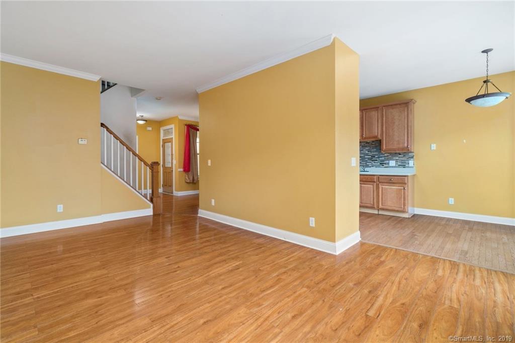 SilverPineRE's tweet photo. PRICE REDUCED! 
13 Paulding Terrace
Danbury, CT
Located in the premier Timber Oaks Estate this beautiful townhouse offers a bright and open floor plan with wood floors.  Association amenities include a superb fitness center, pool, tennis courts and playground.🎾🏋🔑️ https://t.co/oBhNKvzy4F