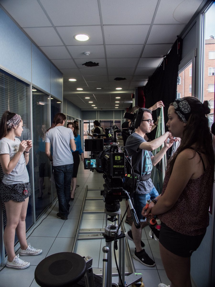 ixaserieapp's tweet photo. Kamera prest!

#ixa #serie #aplikazioa #multimedia #edukia #bertikala #kamera #grabaketa #platoa #prestaketa #contenido #vertical #camara #grabacion #plato #preparacion #ecpv #ehze #ursa #mini #4k
@EgaaOlatz @Gaztezulo @goiena @ecpvehze @tabakalera @Oihaneder_etxea https://t.co/54Owvo5gl2