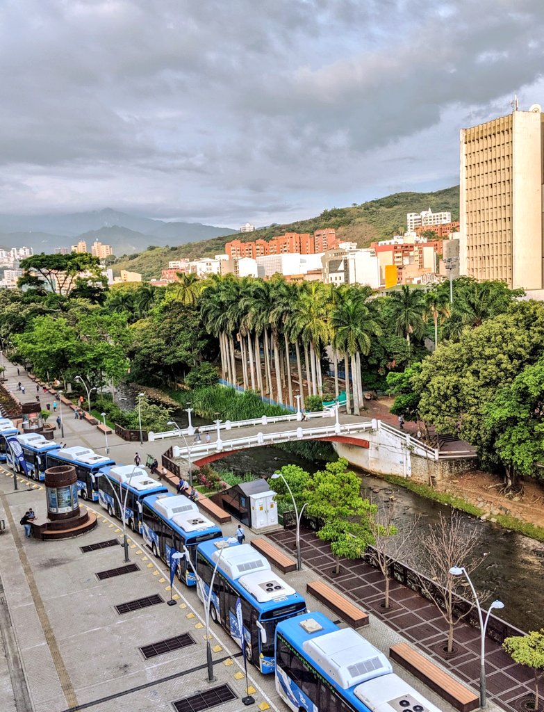 MauriceArmitage's tweet photo. El transporte es tan importante como la salud, el deporte y la educación, porque también genera calidad de vida. Con ese propósito fue que estructuramos un plan de salvamento que está dando sus frutos con buses eléctricos y a gas natural, como los 21 que empezaron a operar hoy. https://t.co/5lztAeGS9P