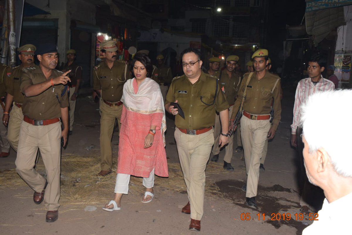 raebarelipolice's tweet photo. जिलाधिकारी @dmraebareli व पुलिस अधीक्षक रायबरेली @SwapnilMamgain द्वारा संप्रदायिक सौहार्द एवं सुरक्षा बनाए रखने हेतु आम जनमानस आदि से वार्ता करते हुए मिश्रित आबादी वाले विभिन्न स्थानों पर पुलिस बल के साथ पैदल भ्रमण किया गया @Uppolice @myogiadityanath @dgpup @adgzonelucknow https://t.co/65LnHBE5vg