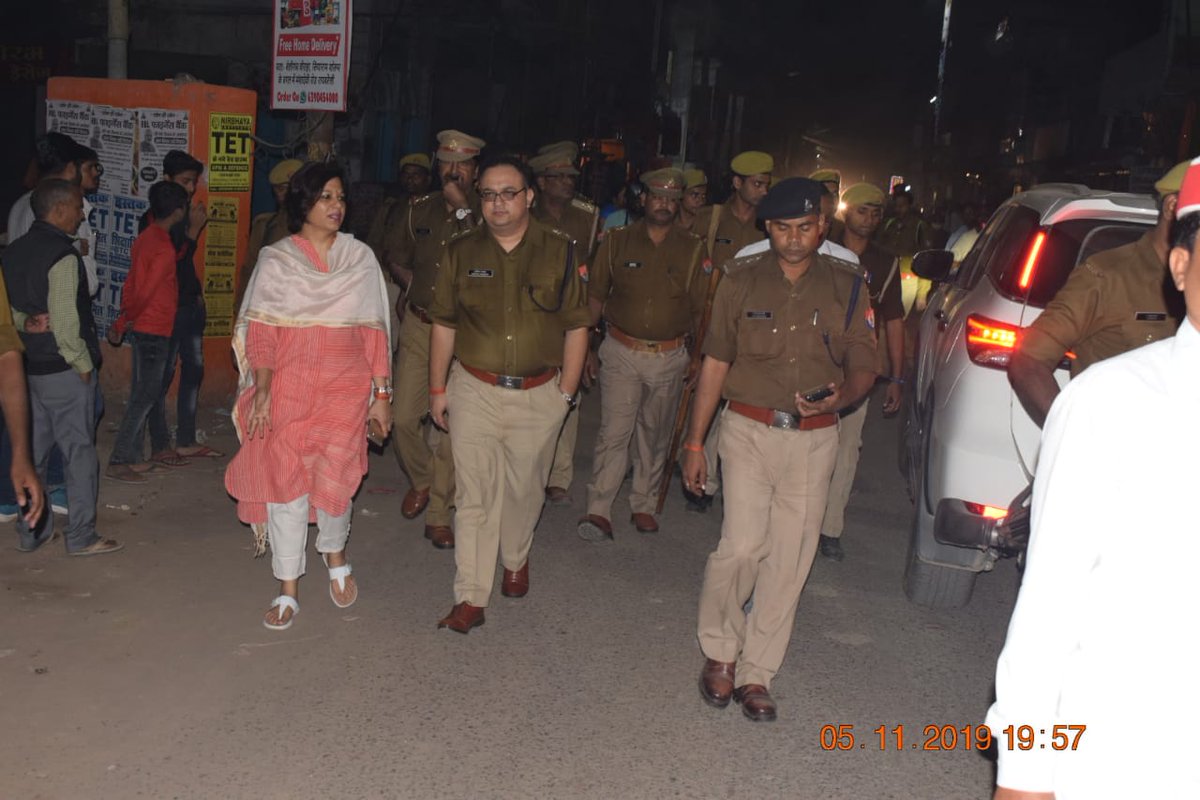 raebarelipolice's tweet photo. जिलाधिकारी @dmraebareli व पुलिस अधीक्षक रायबरेली @SwapnilMamgain द्वारा संप्रदायिक सौहार्द एवं सुरक्षा बनाए रखने हेतु आम जनमानस आदि से वार्ता करते हुए मिश्रित आबादी वाले विभिन्न स्थानों पर पुलिस बल के साथ पैदल भ्रमण किया गया @Uppolice @myogiadityanath @dgpup @adgzonelucknow https://t.co/65LnHBE5vg