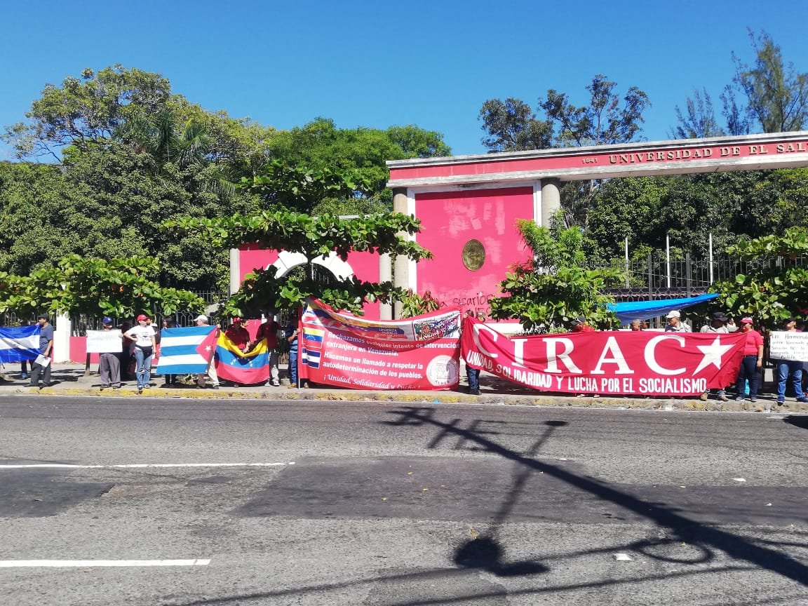 arpassv's tweet photo. #RedArpas | Rechazo ante la expulsión del cuerpo diplomático de Venezuela expresaron organizaciones aglutinadas en la Coordinadora Intergremial "Rafael Aguiñada Carranza" - CIRAC, quienes realizaron una concentración en los alrededores de la UES.

📷@Krissgirlpower https://t.co/jOrx3S9VSc