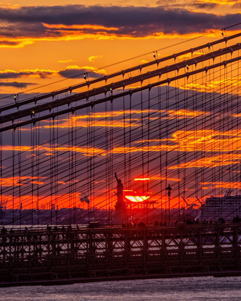Sunset through the Brooklyn Bridge on Sunday. #stormhour #sunset #Brooklyn #newyorkcity #brooklynbridge <a href="/StormHour/">#StormHour</a> <a href="/ABC7NY/">Eyewitness News</a> <a href="/NBCNewYork/">NBC New York</a> @nycgo <a href="/nycfeelings/">NewYorkCityFeelings</a>