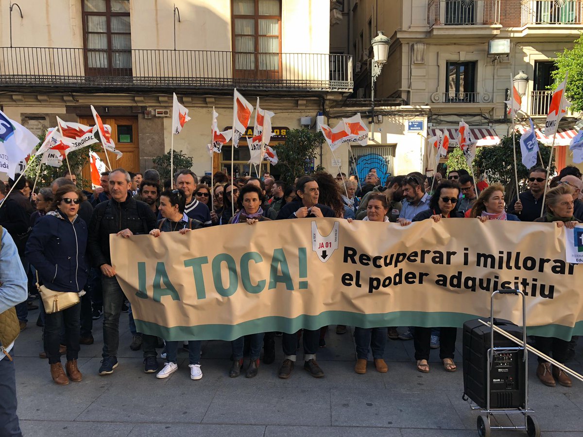 PrivadaStepv's tweet photo. Hui @STEPV_Iv y FSES s'han concentrat a la plaça de Manises, a València, per lluitar per la democràcia i la llibertat sindical. No acceptarem ser exclosos de la mesa de negociació! #llibertatsindical https://t.co/atSakHQpQW
