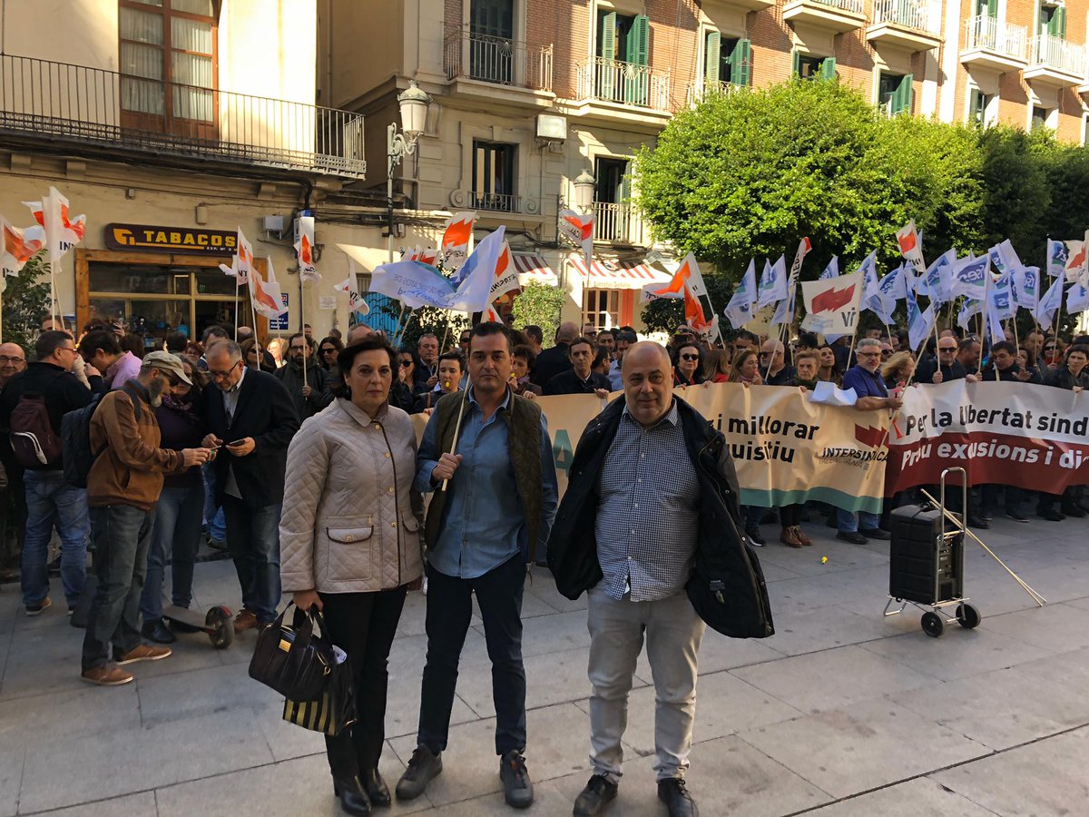 PrivadaStepv's tweet photo. Hui @STEPV_Iv y FSES s'han concentrat a la plaça de Manises, a València, per lluitar per la democràcia i la llibertat sindical. No acceptarem ser exclosos de la mesa de negociació! #llibertatsindical https://t.co/atSakHQpQW