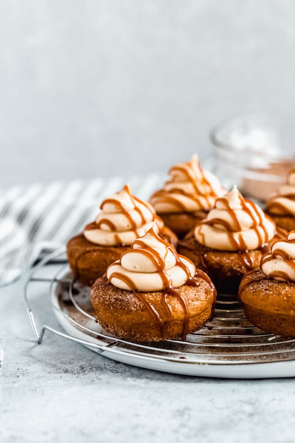 QueenAppetit's tweet image. Happy #NationalDonutDay!  These Pumpkin Donuts are dipped in pumpkin spice sugar, topped with my amazing Salted Caramel Cream Cheese Frosting and drizzled with Homemade Salted Caramel Sauce! 

queensleeappetit.com/pumpkin-donuts…