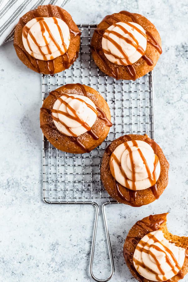 QueenAppetit's tweet image. Happy #NationalDonutDay!  These Pumpkin Donuts are dipped in pumpkin spice sugar, topped with my amazing Salted Caramel Cream Cheese Frosting and drizzled with Homemade Salted Caramel Sauce! 

queensleeappetit.com/pumpkin-donuts…