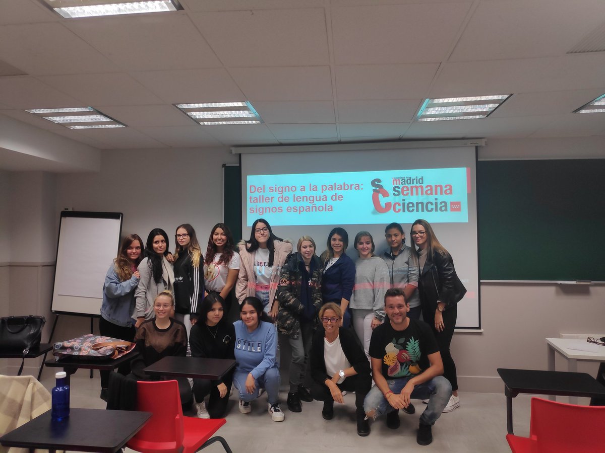 raycoilse's tweet photo. Hoy realizamos el taller de iniciación a la lengua de signos española dentro de la oferta de la #SemanaDeLaCiencia en la @urjc. Acercando esta maravillosa lengua y aclarando falsos mitos a la sociedad. Este jueves...repetimos! Difúndelo!! @gradoLSE_URJC @CNLSE @AsolseU @CNSEinfo https://t.co/P2wTWgpOK1