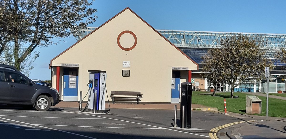 Electric car charging points have appeared outside Dunbar public loos. Recharge while you discharge.🚻