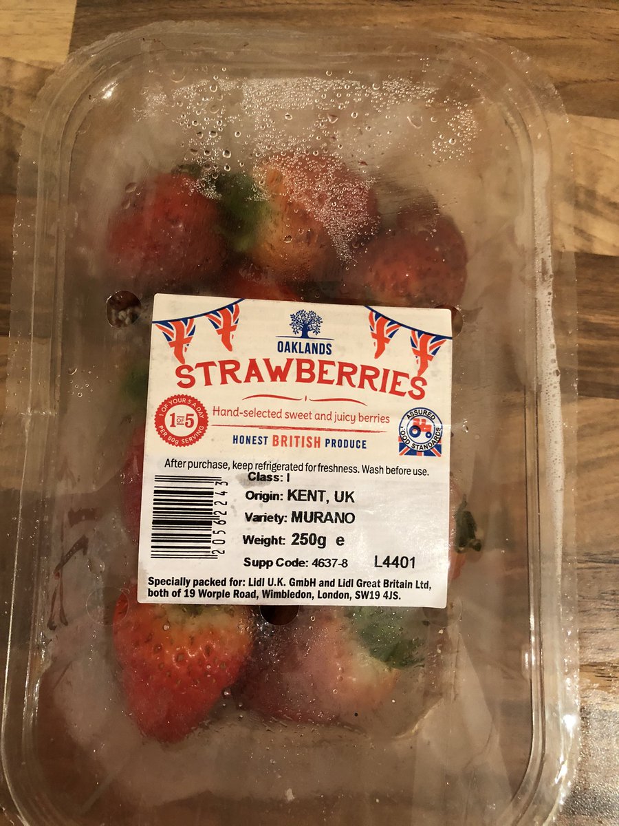 hrcooke's tweet photo. @LidlGB Very disappointed with the appalling quality of these ‘fresh’ strawberries bought in Lidl Newbury store on Saturday afternoon. How can they look like this by Tuesday? https://t.co/22psrdJcEd