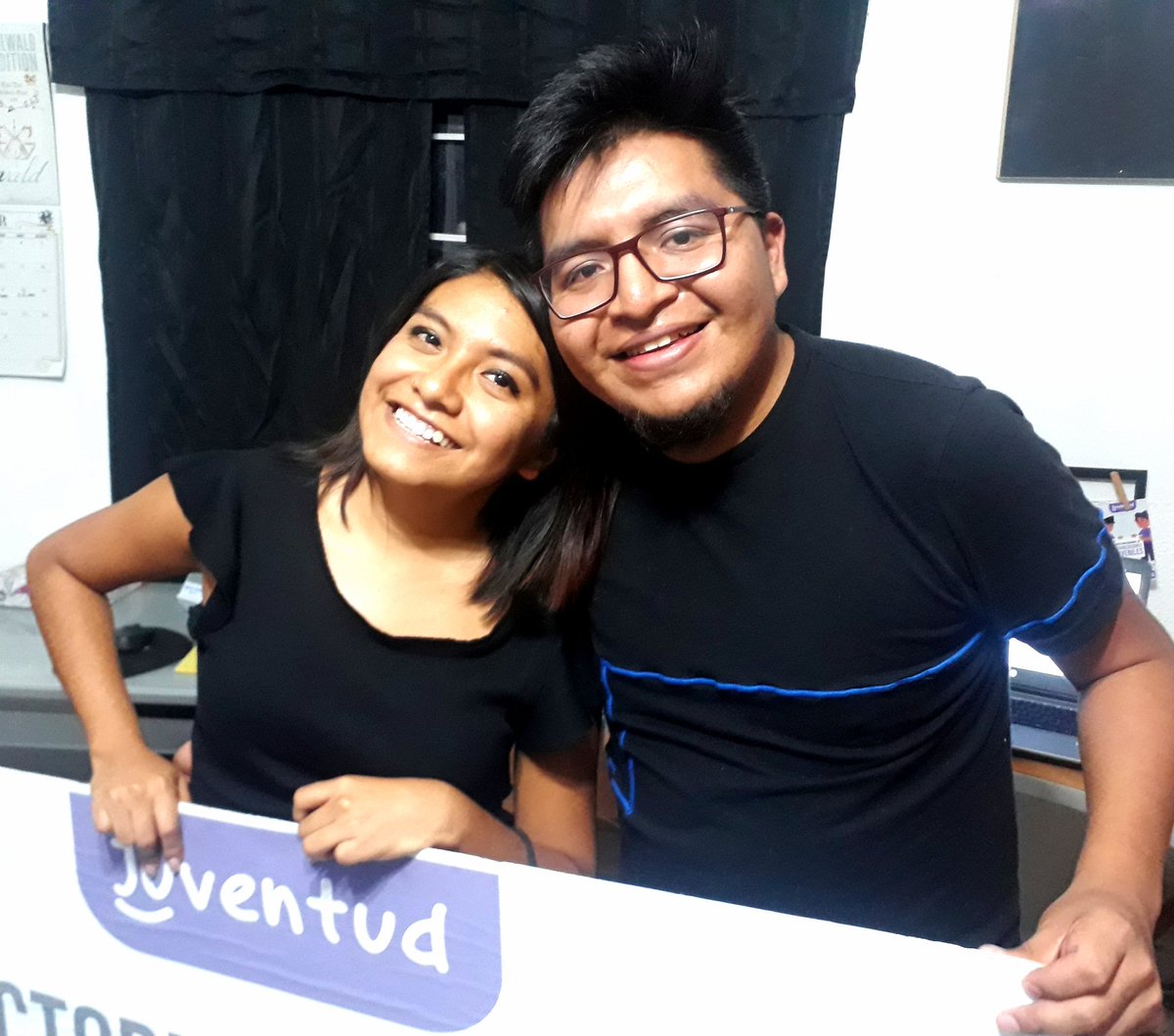 Conoce a Paty Santamaría y a Alex Cruz. Ella estudió derecho en la UNAM y una iniciación artística en el INBA y él estudió diseño y Ciencias Políticas en CU. Trabajan en najhub.org y crearon, el directorio nacional de organizaciones juveniles: juventud.com.mx