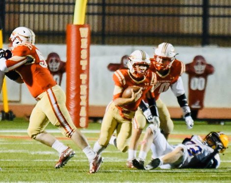 KristaRHopkins's tweet photo. This momma notices what’s happening around the ball...🥞 baby! OLine Love! #70MOM #linemanmom #footballmom  #bringthesmiles @T_hop1814 @kelleytucker74 @PressPassSports @AGShow7 @806hssc thanks, Tucker Stroud for great shots! https://t.co/P7rAQFrTH3