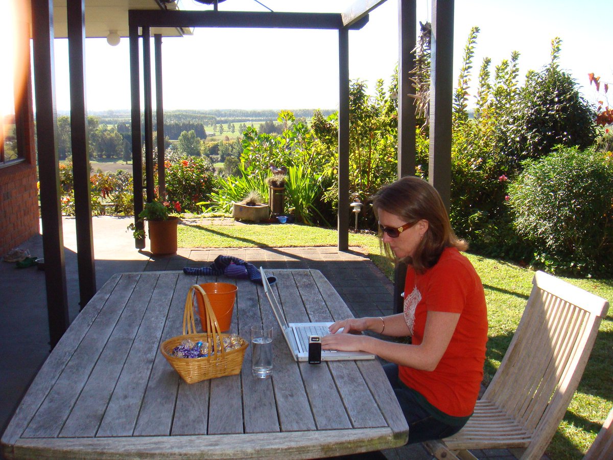 Another OG #xero milestone, 10 years managing our social media accounts! I only do part of that now &amp; I love our online community: through ups &amp; downs, changes &amp; celebrations, life long friends &amp; the comfort of strangers. #dobeautifulwork #lovemyjob #cmgr xero.com/blog/2009/11/o…