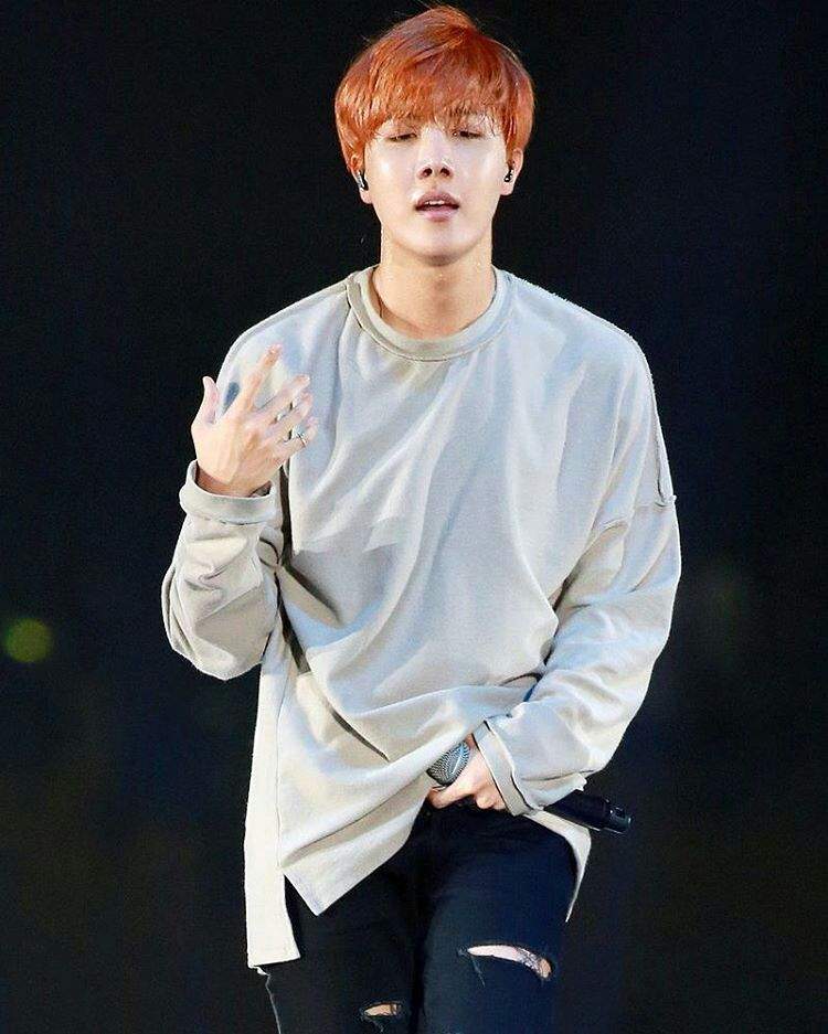 Jung Hoseok en professeur de danse : au moins pour lui on sait du00e9ju00e0 qu& #39;il serait strict mais u00e7a veut aussi dire qu& #39;il prend tru00e8s u00e0 cu0153ur la danse et u00e7a, c& #39;est beau.