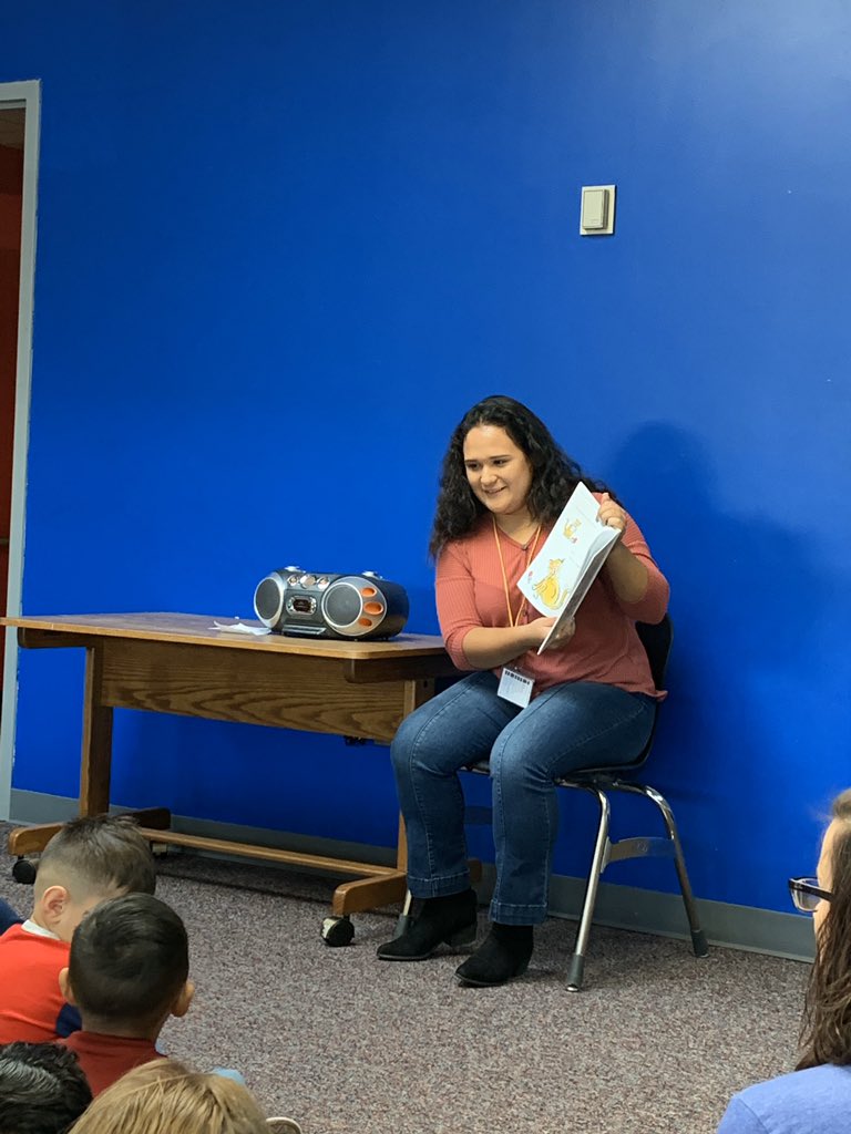 key_clinton's tweet photo. Improving youth literacy one book at a time! #KeyClub #keyreaders #givingBack #cpsreds https://t.co/CS8XXZ8W1T