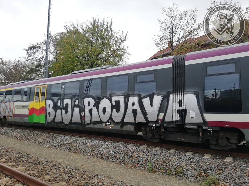 RISEUP4R0JAVA's tweet image. Spotted in Dresden, Germany.
Revolutionary art against war and fascism!

#riseup4rojava 
#WomenDefendRojava 
#graffiti4rojava