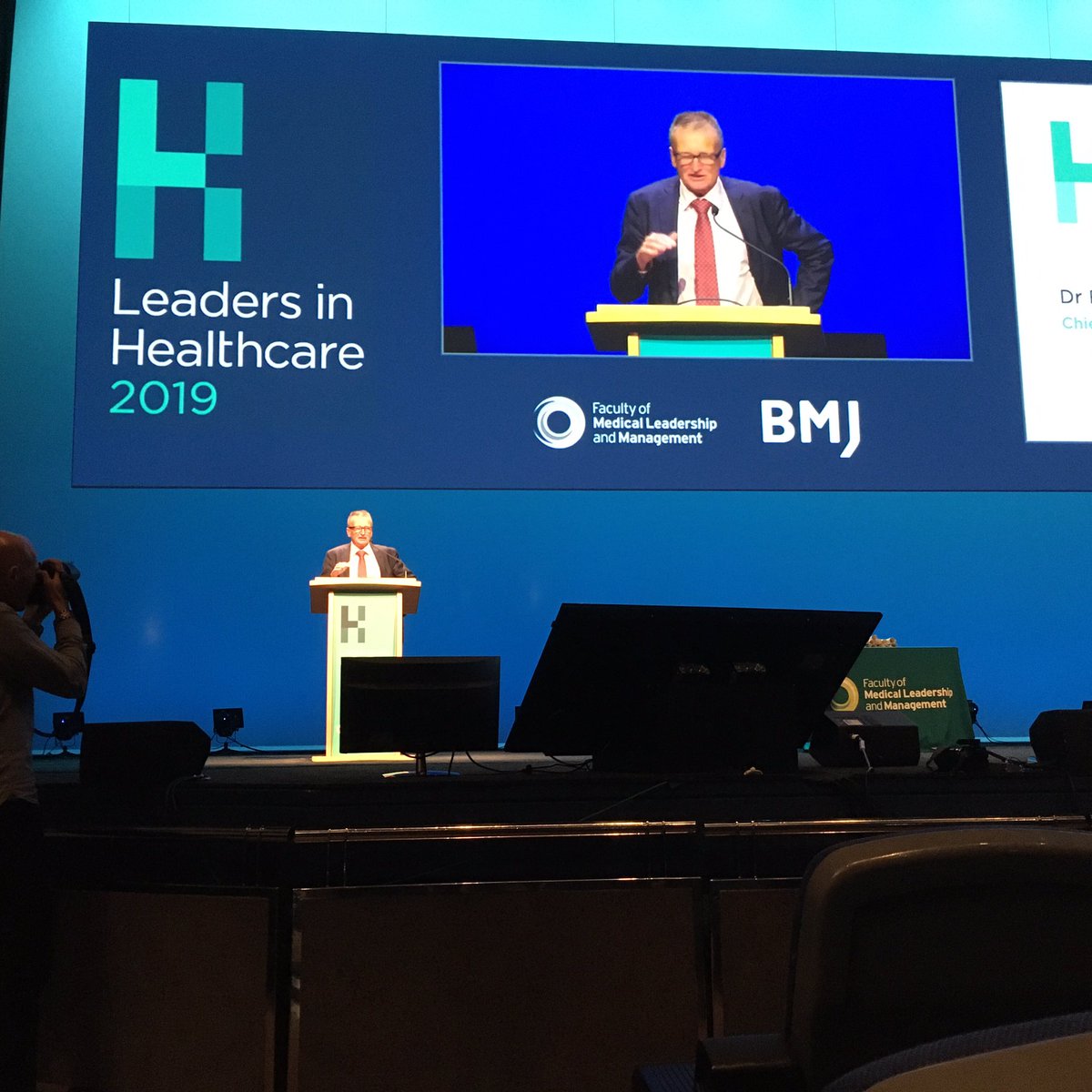 Congratulations to <a href="/CMOCymru/">CMO Cymru</a> <a href="/frankatherton/">Frank Atherton</a> receiving his Honorary Fellowship from <a href="/FMLM_UK/">Faculty of Medical Leadership and Management</a> #LeadersHealth19
