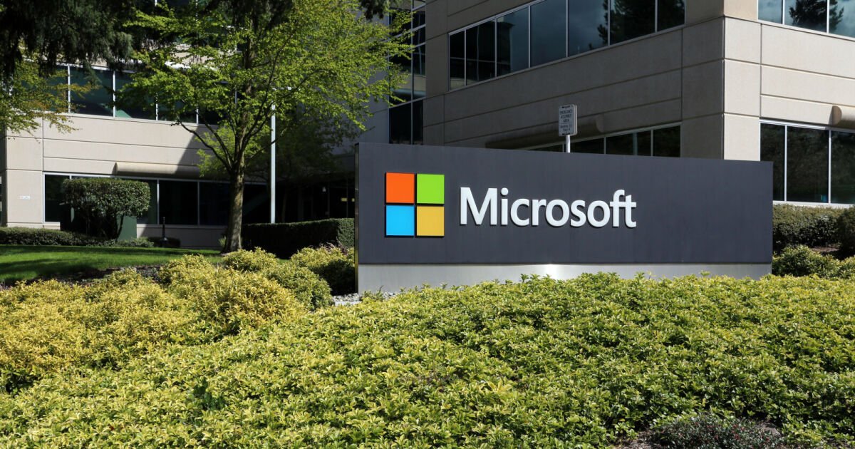 engadget's tweet image. Microsoft Japan’s four-day work week boosted productivity by 40 percent engt.co/2Cf2DHZ