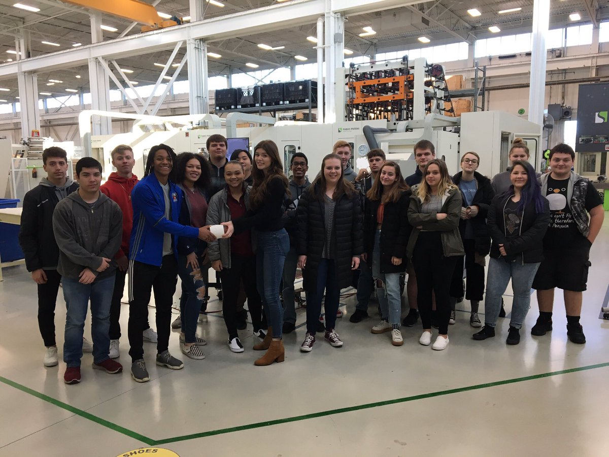 respectroberts's tweet photo. Great experience 2day partnering w/ local business @ FPNA. Students experienced real world international jobs 1st hand. #options #WeAreASD https://t.co/enh1wxOOeZ