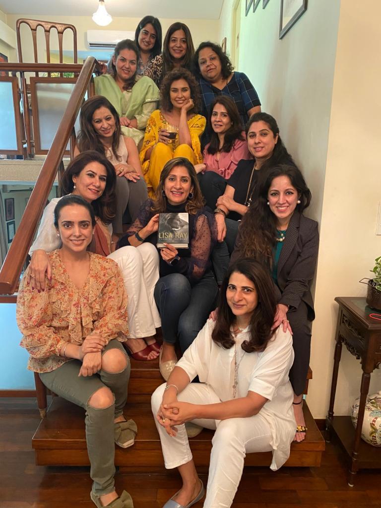Lisaraniray's tweet photo. The bibliophile bombs of #BarelyLiterate invited me to speak to their book club about #ClosetotheBone and I swear it was the most penetrating discussion I’ve had so far. Thanks ladies for an articulate and fab afternoon of book based adda ❤️ https://t.co/8SDq6HPqRU