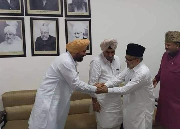 Babarjatt17's tweet photo. کیا کوئی انصاف پسند شخصی غلامی سے نکل کر مجھے یہ تصاویر دیکھ کر بتائے گا یہ کرتارپور بارڈر کی آڑ میں کس کے لئے راستہ کھولا گیا ہے؟ https://t.co/3IuBNqDuYi