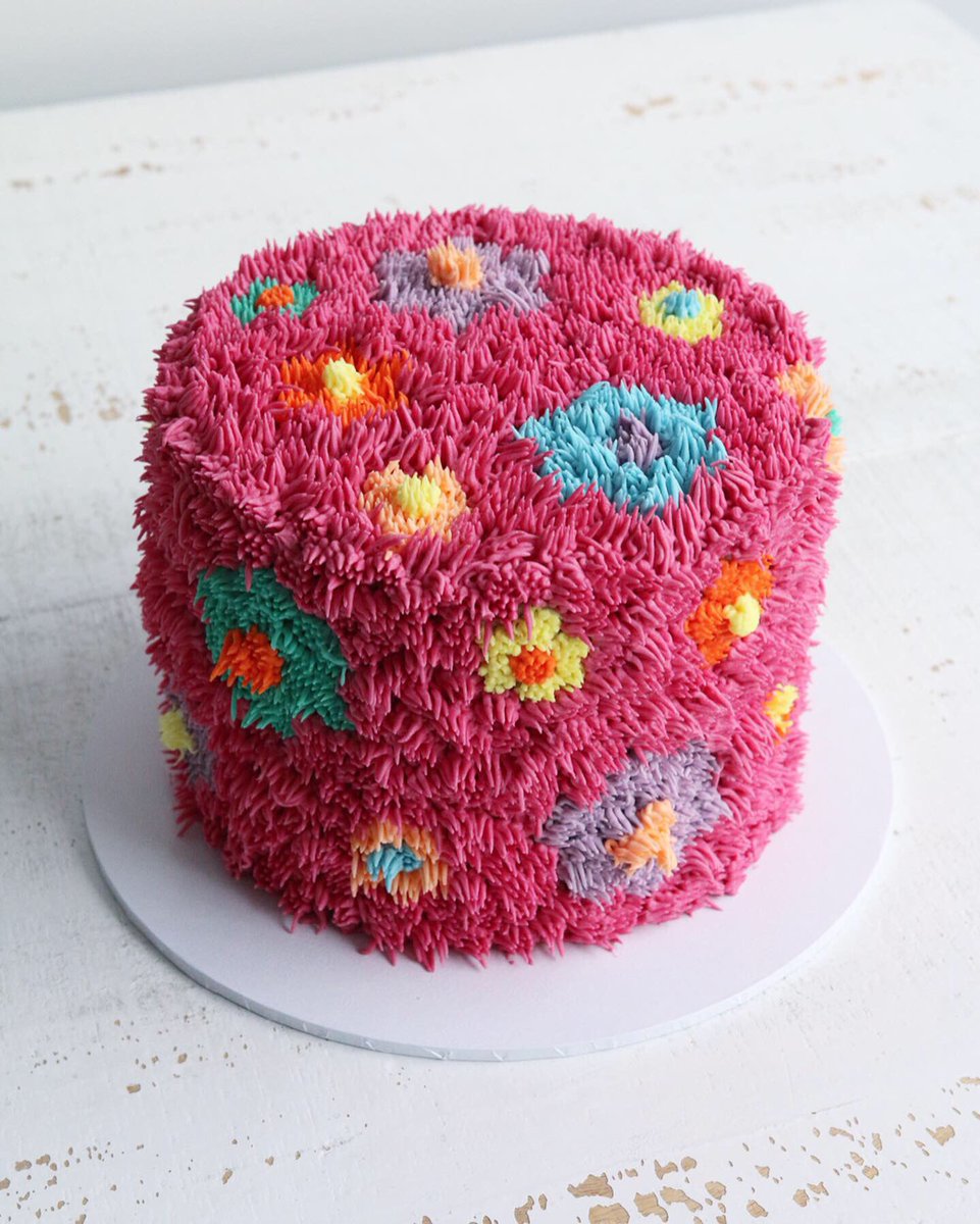 AfternoonCrumbs's tweet photo. It was a double celebration at the weekend as it was also my bestie @lostfoundkeep ‘s birthday. I made her this Oreo floral 70s shag carpet vibe cake inspired by the epic work of @alanajonesmann 🌸🌼✌🏻 https://t.co/OCOnE1e1ko