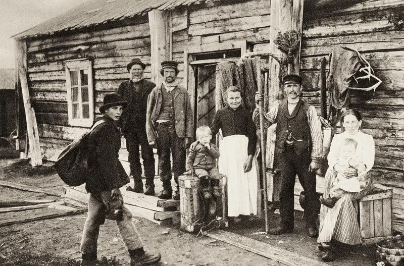 AKS worried about the status of Finns in Sweden and Norway, and their lack of Finnish education. Propaganda material as well as Finnish literature were sent to Finnish communities. AKS didn’t demand Swedish or Norwegian land but wanted the minority status of the Finns recognized.