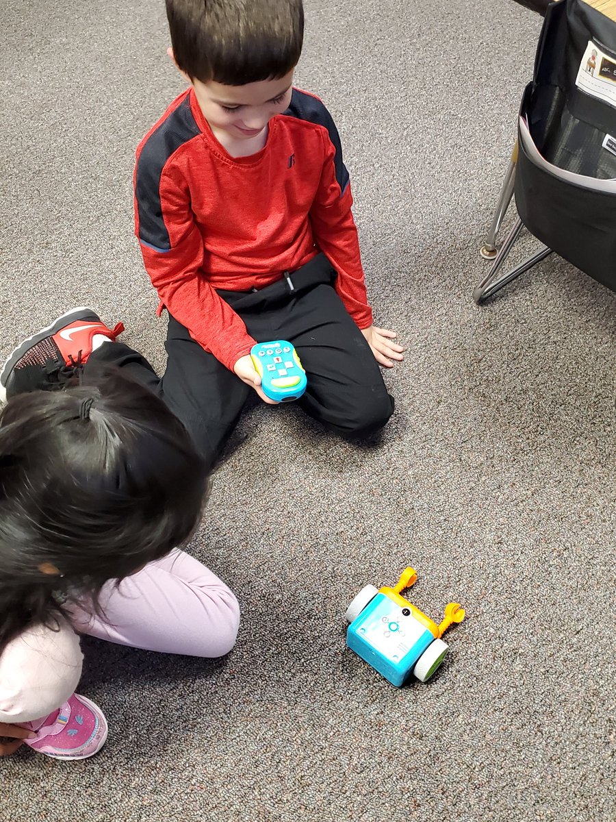 ElsieJohnsonIC's tweet image. Happy Firsties playing and coding with #Botley today! Smiles and giggles all over the building 🤖❤️😄 @CCSD93 @EJPrincipalD93 @maestra317 @MartuzzoMindset @ECJSchool #TechTimeWithMsDiBiase #coding #robotics