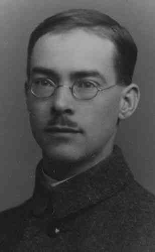 One of the most influential people in the early AKS was Elmo E. Kaila, an activist who had been part of the Jaeger movement and founding of the civil guards in Finland. He brought in militarism to the organization. 11/42