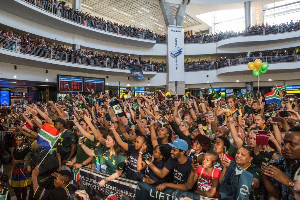 NeoInnocent12's tweet photo. #SpringboksArrival people who made us proud and unite us,even when some are against what I see in the picture. One love ❤️ for our nation https://t.co/o569kMNs8y