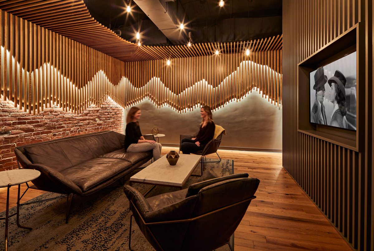 StructureTone's tweet photo. With dozens of touch screen monitors and connected collaboration systems throughout the space, @RedHat's #awardwinning office attracts both top-notch talent and provides customers with an impressive experience. #STOamazingspaces #Boston https://t.co/mnqhdL0vrf https://t.co/0F5NQwKkiO