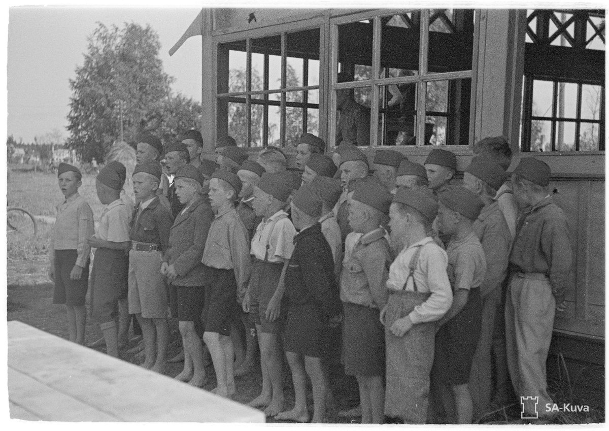 AKS promoted military training from an early age and wanted to make it a part of the Finnish school curriculum. (Pictured are members of the war-time Sotilaspoika-organization) 15/42