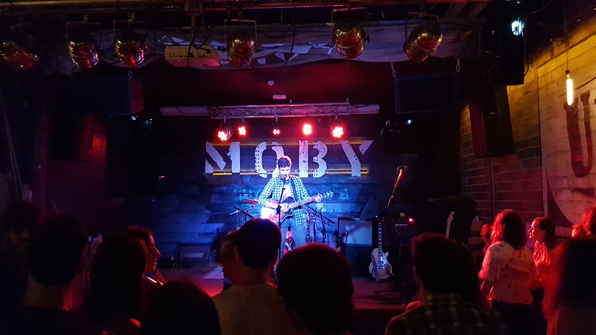 NachoTomas's tweet photo. Si esta foto llega a 777 retuits subo un vídeo tocando la guitarra.
🎸😅😎🤘 https://t.co/N9i0xtZAhV