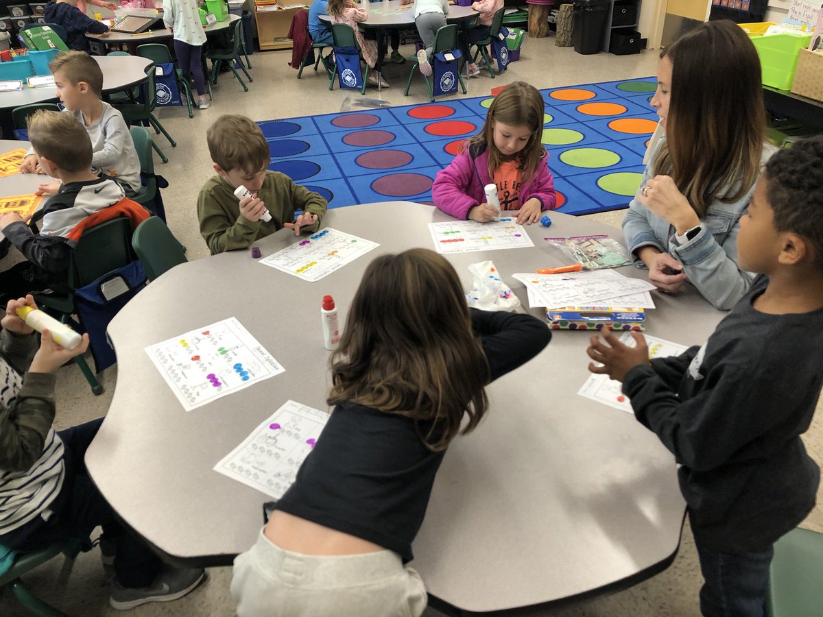 OVELEM's tweet photo. Kindergartners hard at work! #TeamOakview https://t.co/QlxnDT37mT