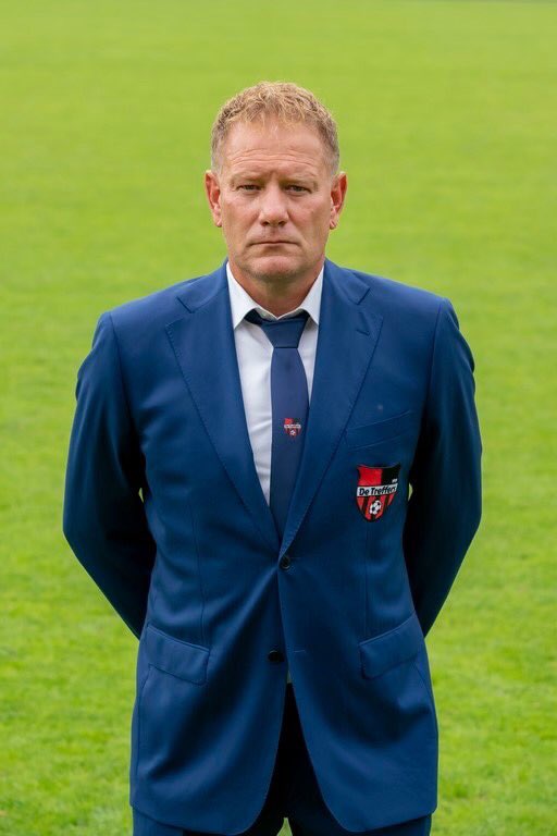 De_Treffers's tweet photo. 📝🔴⚫️ NIEUWS | Trainer Jan de Jonge verlengt zijn contract met een jaar! Meer lezen? 👉 https://t.co/wIPYabw2Y4 https://t.co/mK0Lqx19tH