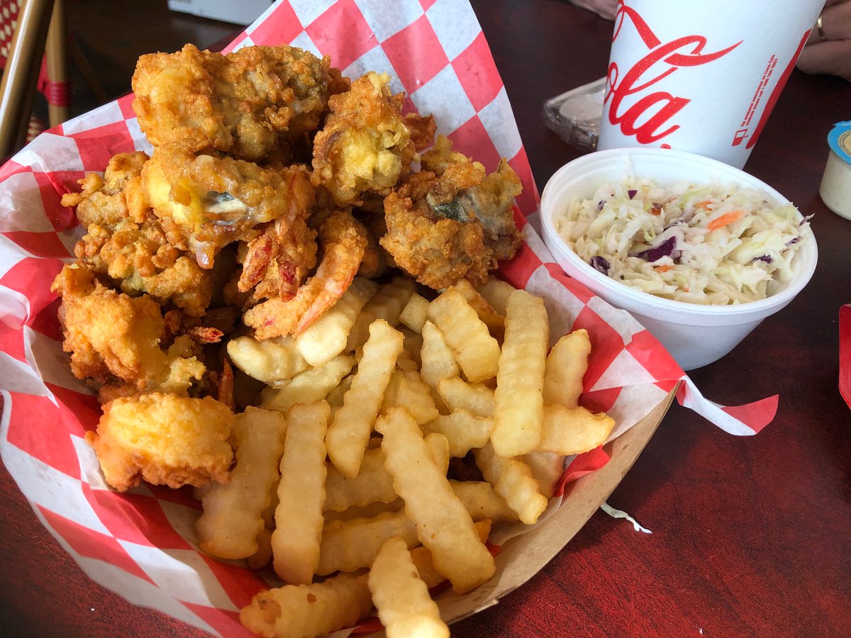 Just had lunch at Jekyll Market. We bought a shrimp & oyster platter big enough for two! So good! @jekyll_island. https://t.co/wIhdLbCSnr