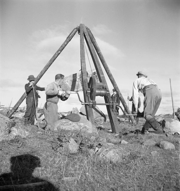In the summer of 1939, AKS helped organize 70 000 volunteer workers to fortify the Karelian isthmus. Many of these fortifications would prove their worth when Russia attacked Finland later that year. During the Winter War, AKS produced war propaganda with the support of the state