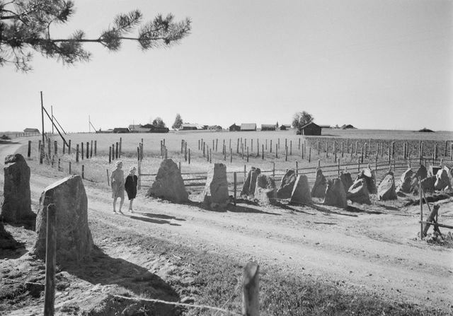 In the summer of 1939, AKS helped organize 70 000 volunteer workers to fortify the Karelian isthmus. Many of these fortifications would prove their worth when Russia attacked Finland later that year. During the Winter War, AKS produced war propaganda with the support of the state