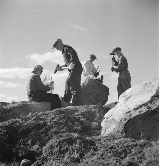 In the summer of 1939, AKS helped organize 70 000 volunteer workers to fortify the Karelian isthmus. Many of these fortifications would prove their worth when Russia attacked Finland later that year. During the Winter War, AKS produced war propaganda with the support of the state
