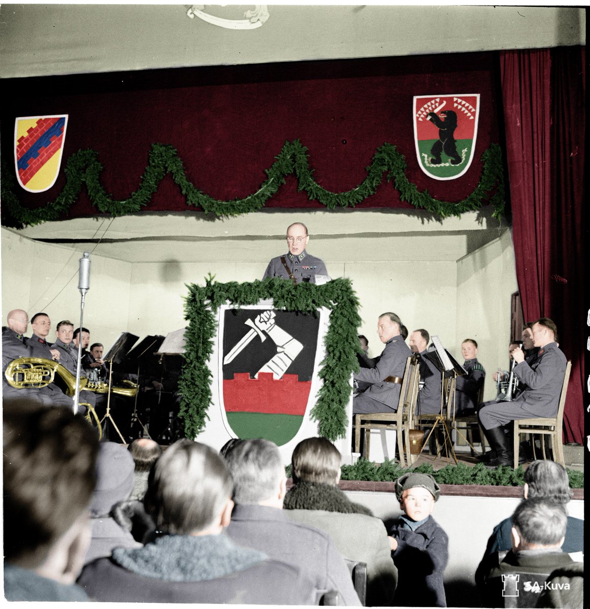 WW2 was a brief fulfillment of everything AKS had fought to achieve. The entire Finnish nation had joined the war effort in unity and Karelia was finally joined with Finland. The 20th anniversary of AKS in Äänislinna (former Petrozadovsk) was the high point of the organization.