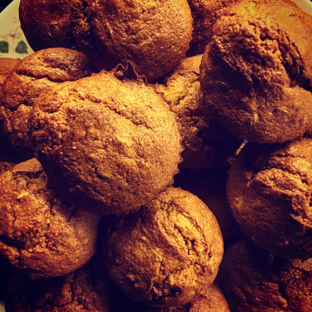 BornToBeIronman's tweet photo. Na jesienną niepogodę dobre są muffiny marchewkowo bananowe własnej roboty 🤤 z siemieniem lnianym, słonecznikiem, żurawiną 😁
#muffiny #muffinki #kuchnia #pieczenie https://t.co/Rn30J9CYtE