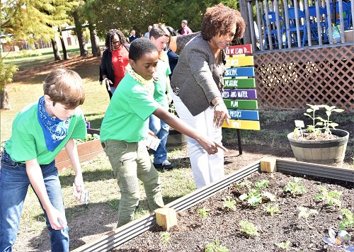 USDA_FNA's tweet photo. The @USDA #farmtoschool Census deadline has been extended through the end of the month. To ensure all our nation’s school districts are counted, we encourage you to participate in the #F2SCensus https://t.co/JGxznzCFEH https://t.co/5Gwq4OKM8E